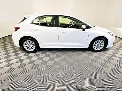 Pearl 2025 Toyota Corolla SE