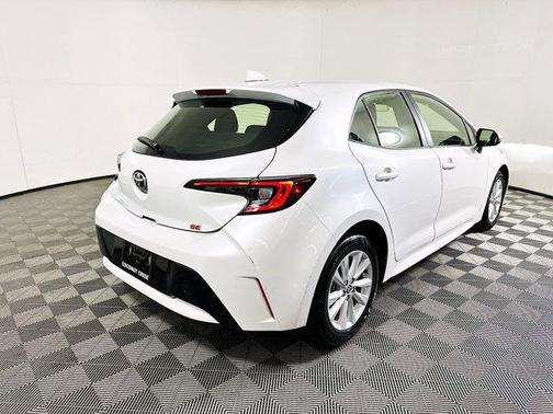 Pearl 2025 Toyota Corolla SE