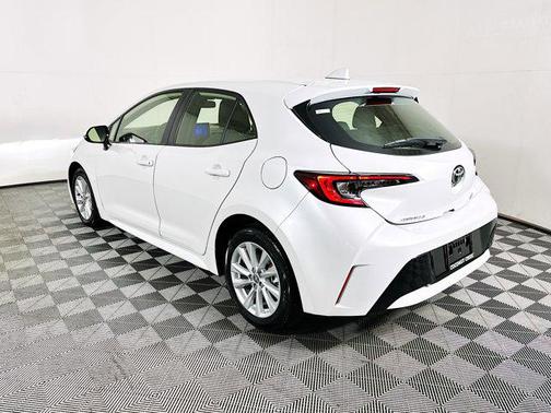 Pearl 2025 Toyota Corolla SE