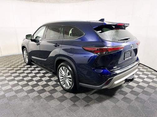 Gray 2024 Toyota Highlander Platinum