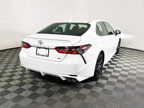 Ice 2023 Toyota Camry SE