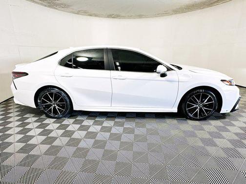 Ice 2023 Toyota Camry SE