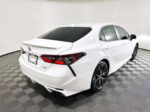 Ice 2023 Toyota Camry SE