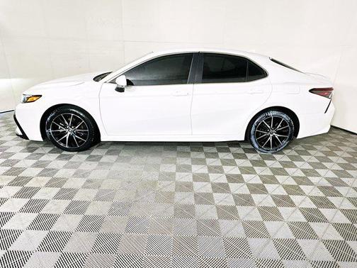 Ice 2023 Toyota Camry SE