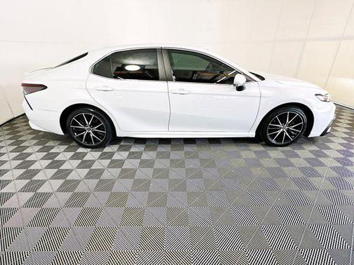 Ice 2022 Toyota Camry SE