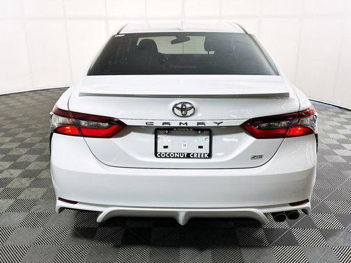 Ice 2022 Toyota Camry SE