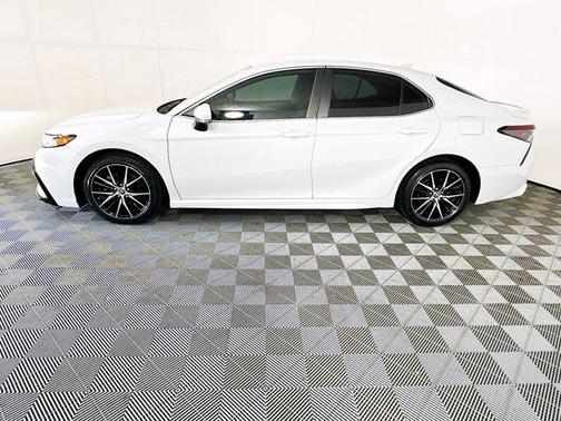 Ice 2022 Toyota Camry SE