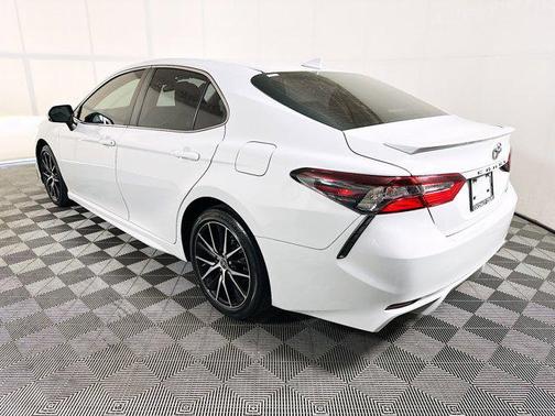 Ice 2022 Toyota Camry SE