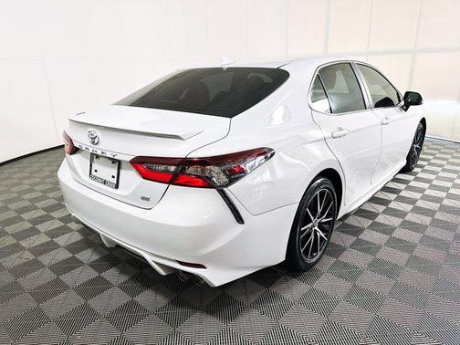 Ice 2022 Toyota Camry SE