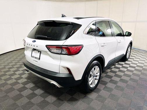 Oxford White 2022 Ford Escape SE