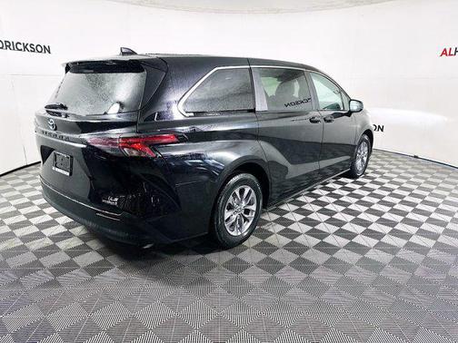 2024 Toyota Sienna LE