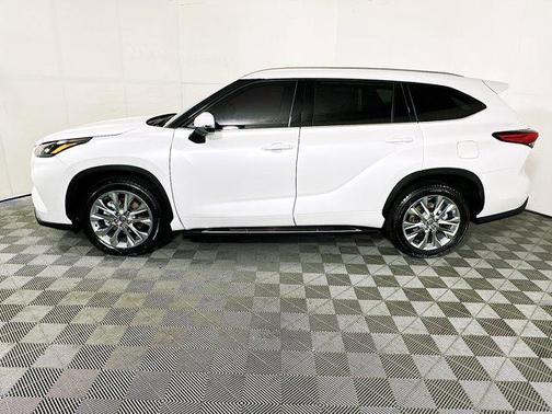 White 2023 Toyota Highlander Platinum