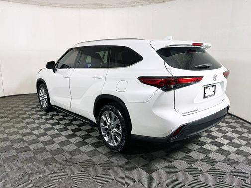 White 2023 Toyota Highlander Platinum