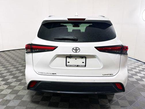 White 2023 Toyota Highlander Platinum