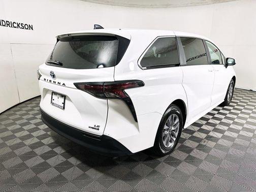 2024 Toyota Sienna LE