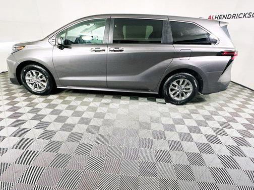 2024 Toyota Sienna LE