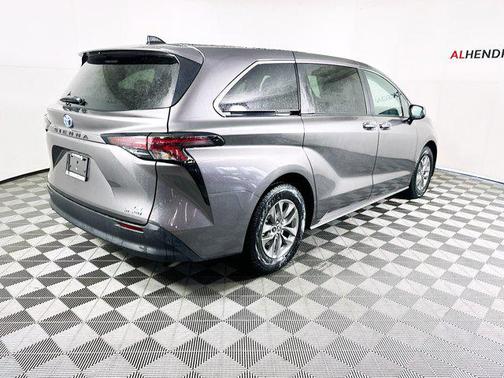 2024 Toyota Sienna LE