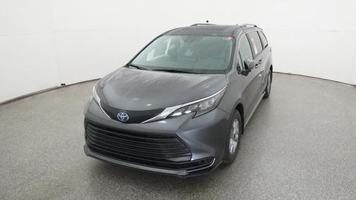 2025 Toyota Sienna LE