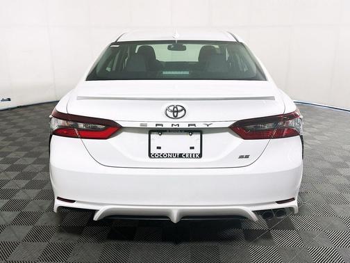 Ice 2023 Toyota Camry SE