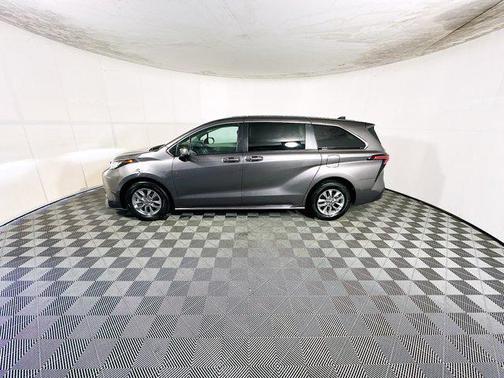 2022 Toyota Sienna LE