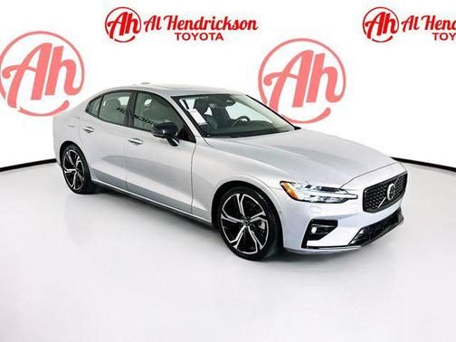 2024 Volvo S60 B5 Plus Dark Theme