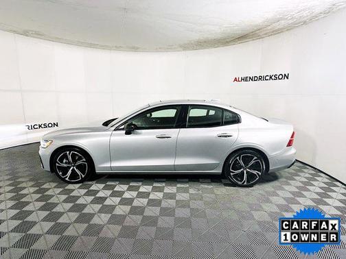 2024 Volvo S60 B5 Plus Dark Theme