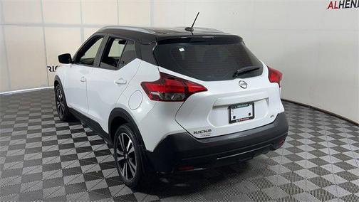 Aspen White/Super Black 2018 Nissan Kicks SV
