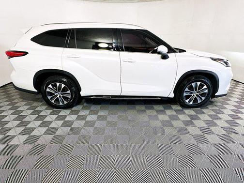 White 2021 Toyota Highlander XLE