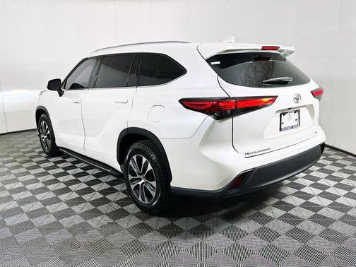 White 2021 Toyota Highlander XLE