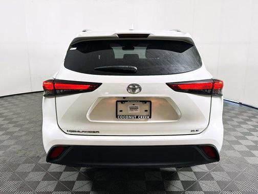 White 2021 Toyota Highlander XLE