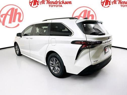 2024 Toyota Sienna XLE 8 Passenger