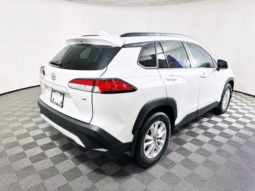 Pearl 2024 Toyota Corolla Cross LE