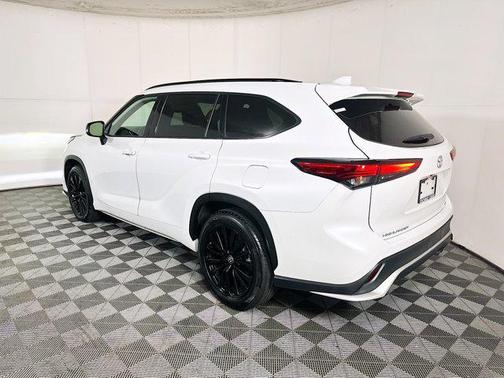 Pearl 2023 Toyota Highlander XSE