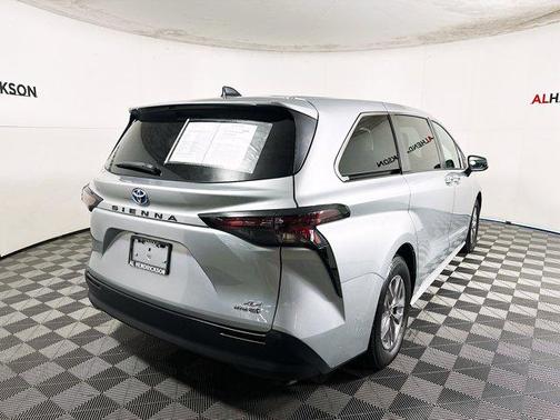 2023 Toyota Sienna XLE