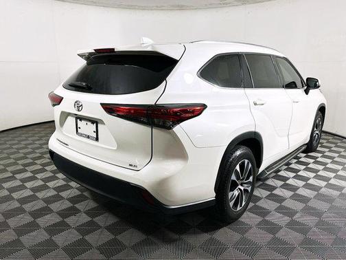 Blizzard Pearl 2021 Toyota Highlander XLE