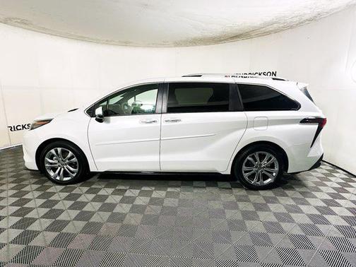 2024 Toyota Sienna Platinum