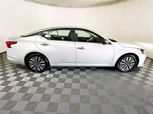 Brilliant Silver Metallic 2024 Nissan Altima 2.5 SV