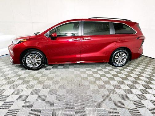 Pearl 2024 Toyota Sienna XLE