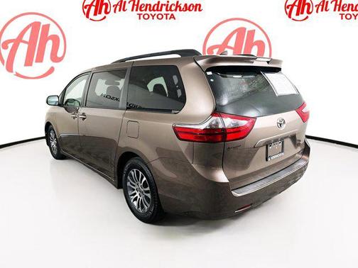 2020 Toyota Sienna XLE