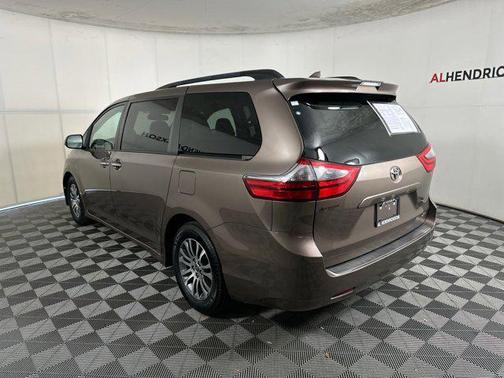 2020 Toyota Sienna XLE