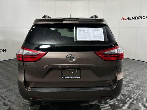 2020 Toyota Sienna XLE