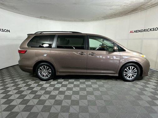2020 Toyota Sienna XLE