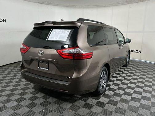 2020 Toyota Sienna XLE