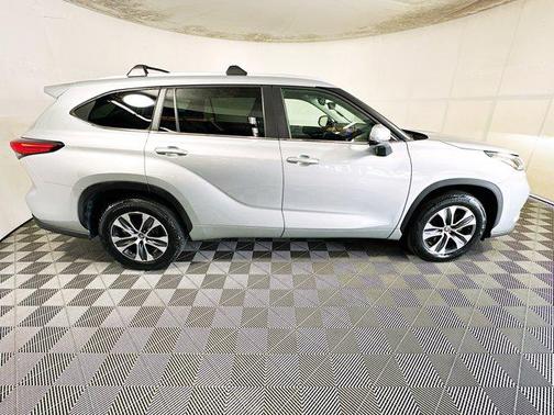 Celestial Silver Metallic 2023 Toyota Highlander XLE