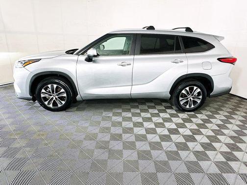 Celestial Silver Metallic 2023 Toyota Highlander XLE