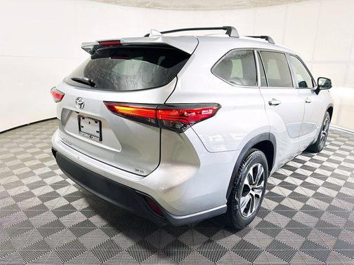 Celestial Silver Metallic 2023 Toyota Highlander XLE