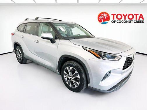 Celestial Silver Metallic 2023 Toyota Highlander XLE