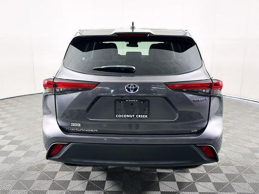 Magnetic Gray Metallic 2023 Toyota Highlander Hybrid LE