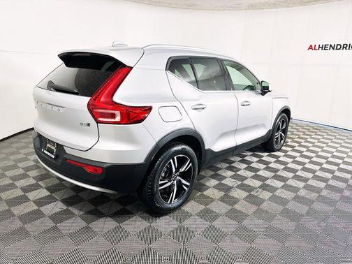 2025 Volvo XC40 B5 Core Bright Theme