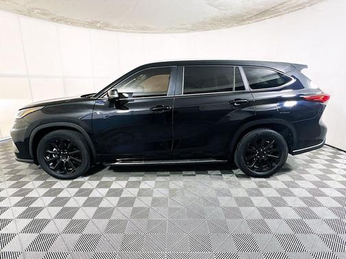 Midnight Black Metallic 2023 Toyota Highlander XLE